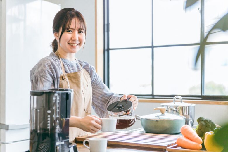 キッチンでコーヒーをいれる女性